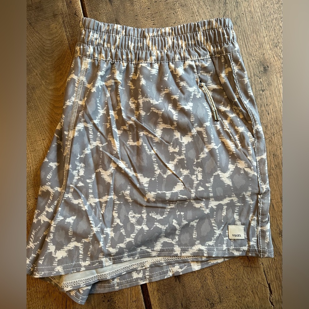 EUC Women’s Vuori Dash Grey Print Shorts XL.